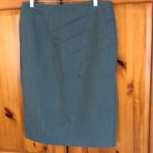 Professional appearance - check! Worthington gray skirt, size 12. Fully lined.